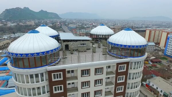 На крыше многоэтажки в Оше поставили юрты — аэросъемка - Sputnik Узбекистан