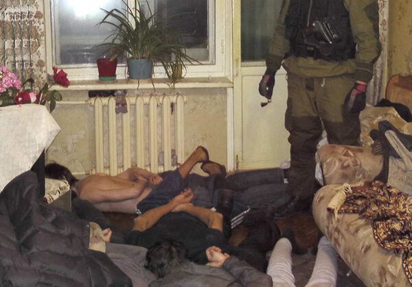 Притон с курильщиками анаши Притон с курильщиками анаши - Sputnik Ўзбекистон