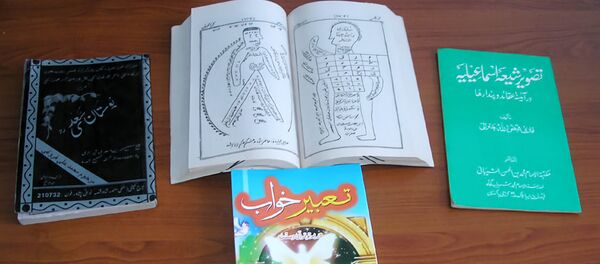 Изъятые на КПП Нижний Пяндж книги - Sputnik Узбекистан