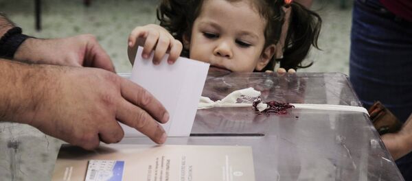 Избиратели во время голосования - Sputnik Узбекистан