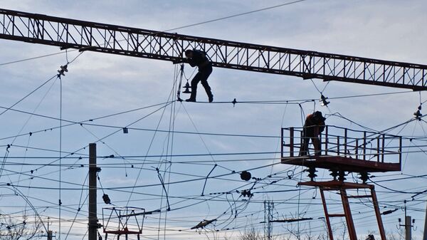 Рабочие на работах по монтажу электрической сети железной дороги - Sputnik Узбекистан