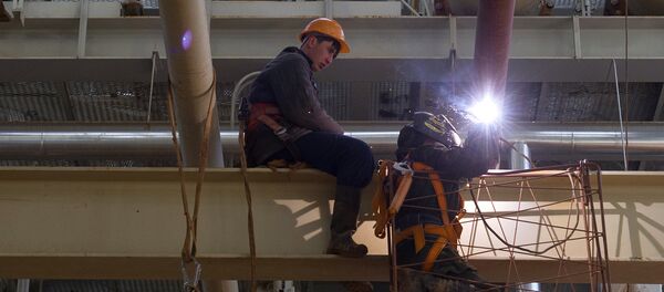 Рабочие проводят сварочные работы на территории строительной площадки Рабочие проводят сварочные работы на территории строительной площадки - Sputnik Узбекистан