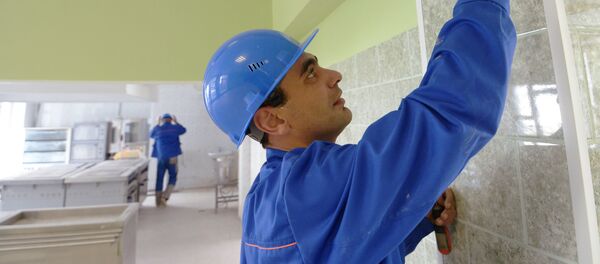 Рабочий во время подготовки школы к занятиям - Sputnik Узбекистан