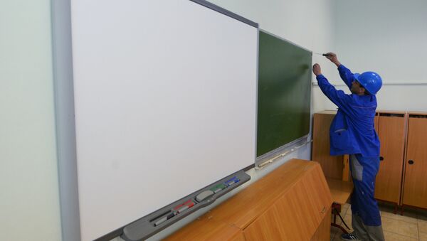 Рабочий во время подготовки школы к занятиям - Sputnik Узбекистан