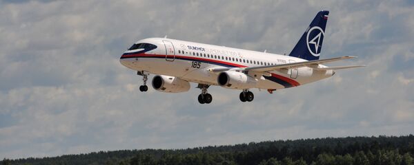 Самолет Сухой Суперджет 100 Самолет Сухой Суперджет 100 - Sputnik Ўзбекистон