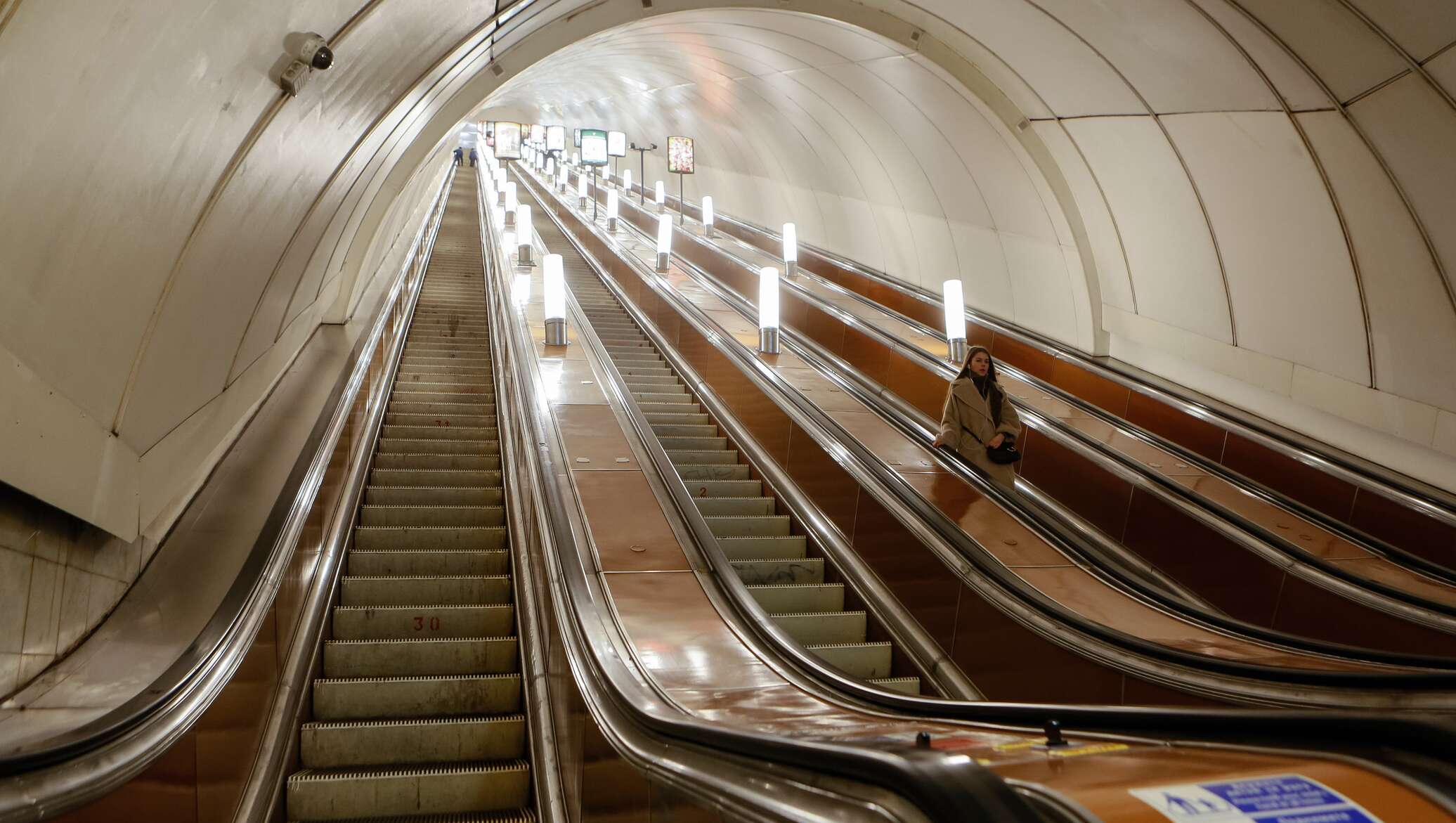 Какое самое глубокое метро в питере. Метро Санкт-Петербурга эскалаторы. Метро Питер эскалатор. Октябрьская станция метро эскалатор. Метро Китай город эскалатор.