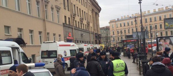 Спецслужбы у метро Петербурга после взрыва Спецслужбы у метро Петербурга после взрыва - Sputnik Ўзбекистон