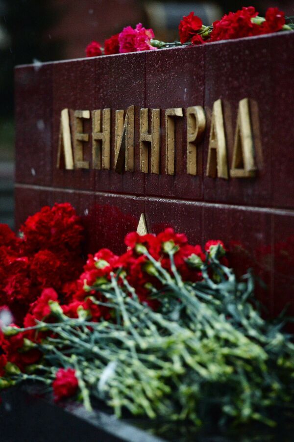 Sveti v pamat o pogibshix v metro Sankt–Peterburga - Sputnik O‘zbekiston