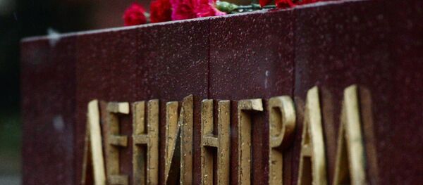 Цветы в память о погибших в метро Санкт–Петербурга - Sputnik Узбекистан