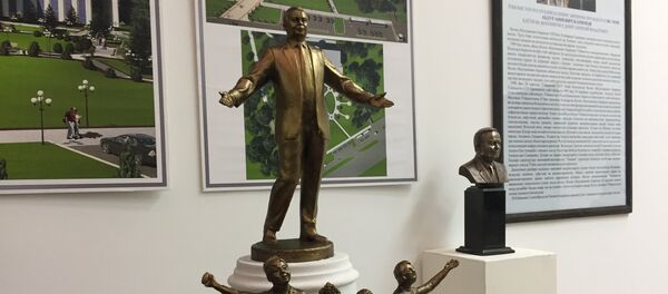 Макеты памятников Каримову на презентации в Ташкенте - Sputnik Узбекистан