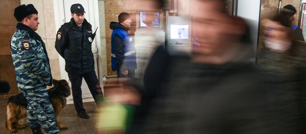 Сотрудники сил безопасности в метро, архивное фото - Sputnik Узбекистан