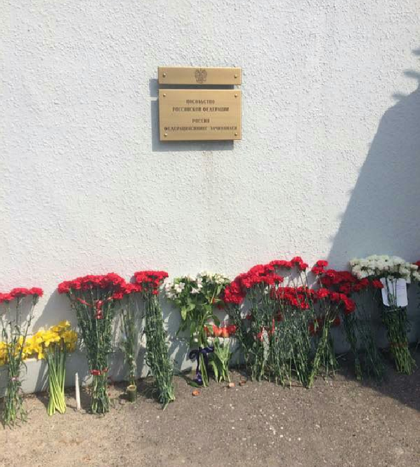 Sveti u zdaniya Posolstva RF v Uzbekistane v pamat o jertvax terakta v Peterburge - Sputnik O‘zbekiston