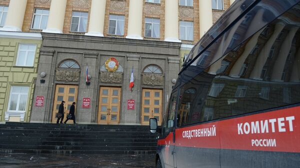 A car of the Investigative Committee is seen parked outside Novgorod Region legislature - Sputnik Узбекистан