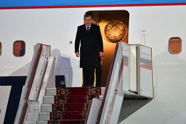 Президент Республики Узбекистан Шавкат Мирзиёев, прибывший с государственным визитом, во время церемонии встречи в аэропорту Внуково-2 - Sputnik Узбекистан