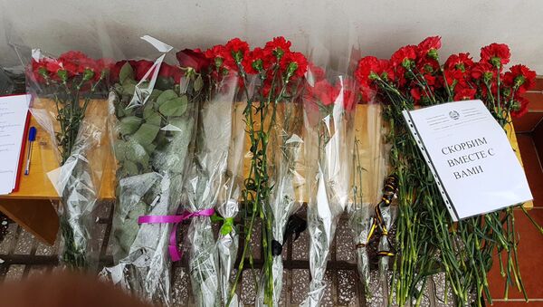 Цветы в память о погибших при взрыве в Санкт-Петербурге - Sputnik Узбекистан