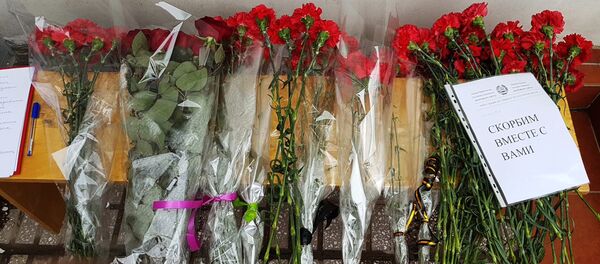 Цветы в память о погибших при взрыве в Санкт-Петербурге - Sputnik Узбекистан