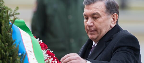 Президент Узбекистана Ш. Мирзиеев на церемонии возложения цветов к мемориалу Ленинград в память о погибших в результате теракта в метро Санкт-Петербурга - Sputnik Ўзбекистон