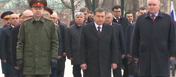 Шавкат Мирзиёев возложил цветы к Могиле Неизвестного Солдата у Кремлевской стены - Sputnik Узбекистан