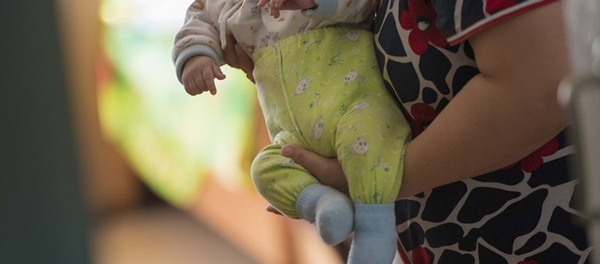 Женщина с новорожденным ребенком, архивное фото Женщина с новорожденным ребенком, архивное фото - Sputnik Узбекистан