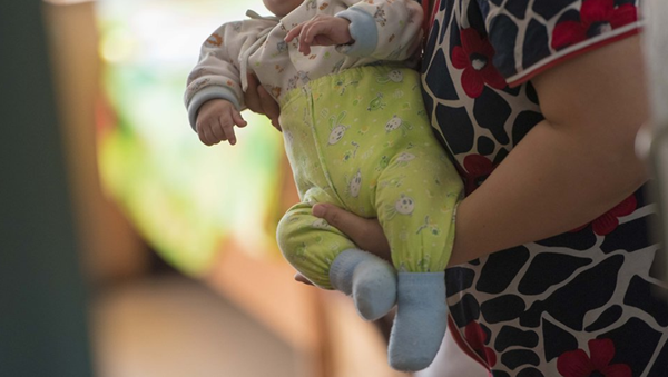 Женщина с новорожденным ребенком, архивное фото - Sputnik Ўзбекистон