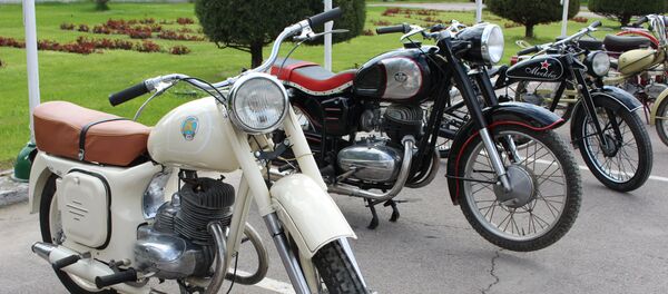Мотоциклы на выставке ретро-автомобилей в Узэкспоцентре Ташкента - Sputnik Ўзбекистон