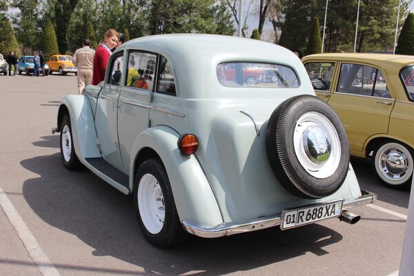 Москвич-401 на выставке ретро-автомобилей в Узэкспоцентре Ташкента - Sputnik Узбекистан