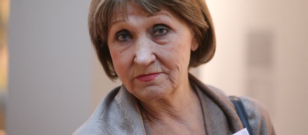 Главный хранитель музея имени Савицкого Валентина Сычева - Sputnik Узбекистан