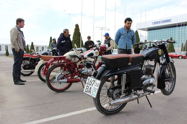 Мотоциклы на выставке ретро-автомобилей в Узэкспоцентре Ташкента - Sputnik Узбекистан