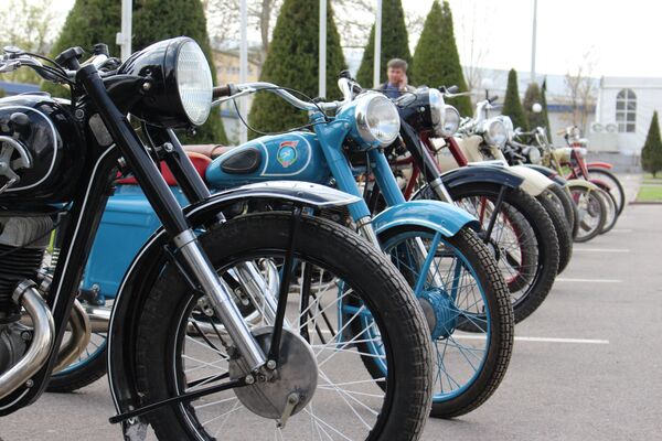 Мотоциклы на выставке ретро-автомобилей в Узэкспоцентре Ташкента - Sputnik Узбекистан