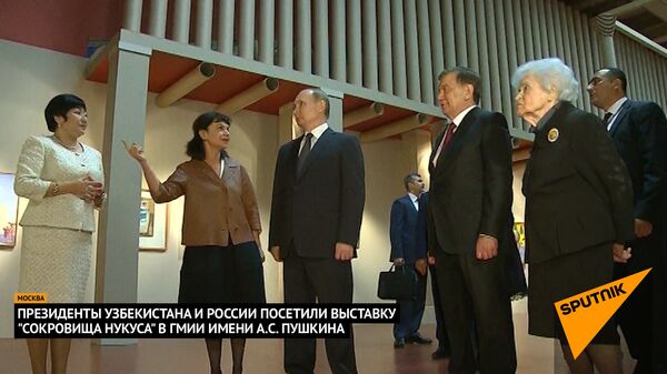 Шавкат Мирзиёев показал Владимиру Путину уникальную коллекцию Савицкого - Sputnik Узбекистан