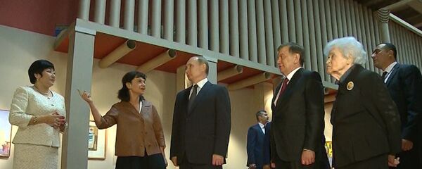 Шавкат Мирзиёев показал Владимиру Путину уникальную коллекцию Савицкого Шавкат Мирзиёев показал Владимиру Путину уникальную коллекцию Савицкого - Sputnik Узбекистан