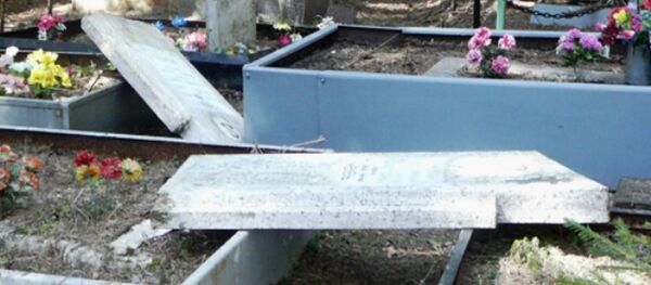 Разрушенные могилы на христианском кладбище Ташкента Разрушенные могилы на христианском кладбище Ташкента - Sputnik Узбекистан