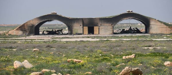 Последствия ракетного удара США по авиабазе в Сирии - Sputnik Узбекистан