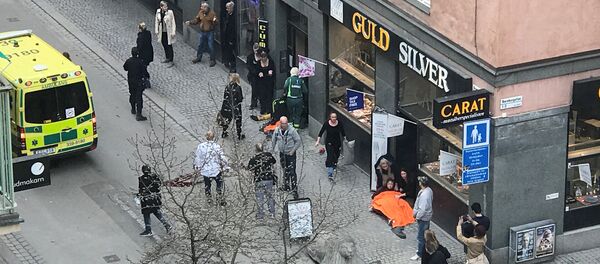 ЧП в Стокгольме, где грузовик въехал в толпу людей ЧП в Стокгольме, где грузовик въехал в толпу людей - Sputnik Ўзбекистон