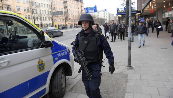 Полицейский в Стокгольме после теракта в центре города - Sputnik Узбекистан
