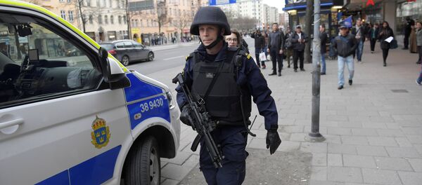 Полицейский в Стокгольме после теракта в центре города - Sputnik Узбекистан