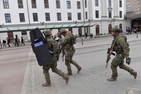 Полицейские Стокгольма после теракта в центре города - Sputnik Узбекистан