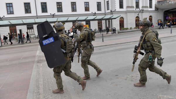 Полицейские Стокгольма после теракта в центре города - Sputnik Узбекистан