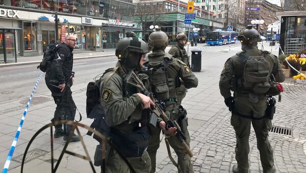 Сотрудники полиции и спецслужб в Стокгольме, где произошел теракт - Sputnik Узбекистан