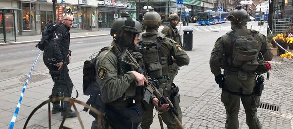 Сотрудники полиции и спецслужб в Стокгольме, где произошел теракт Сотрудники полиции и спецслужб в Стокгольме, где произошел теракт - Sputnik Ўзбекистон