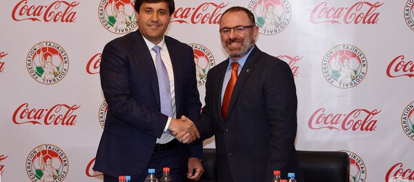 Федерация футбола Таджикистана и Coca-Cola подписали трехлетнее спонсорское соглашение Федерация футбола Таджикистана и Coca-Cola подписали трехлетнее спонсорское соглашение - Sputnik Узбекистан