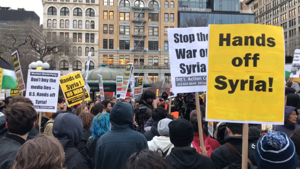 Акции протеста в США против ракетного удара по авиабазе в Сирии - Sputnik Узбекистан