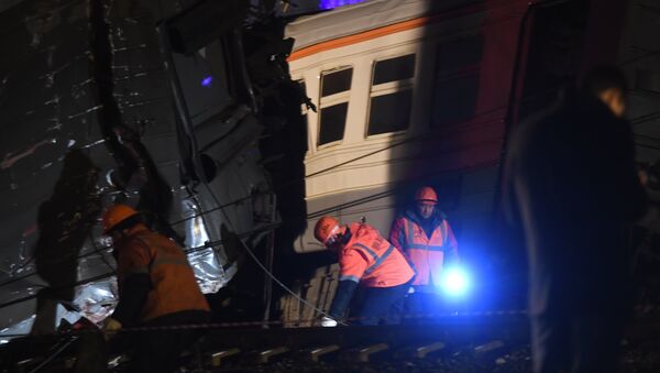 На месте столкновения пассажирского поезда и электрички в Москве - Sputnik Узбекистан