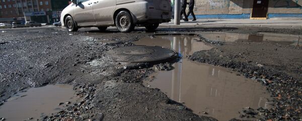 Ямы и лужи на проезжей части Ямы и лужи на проезжей части - Sputnik Узбекистан