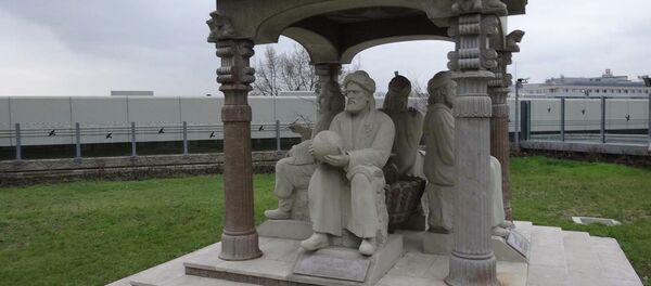 Венадаги БМТ биноси қаршисида форс олимлари ҳайкаллари ўрнатилди Венадаги БМТ биноси қаршисида форс олимлари ҳайкаллари ўрнатилди - Sputnik Ўзбекистон