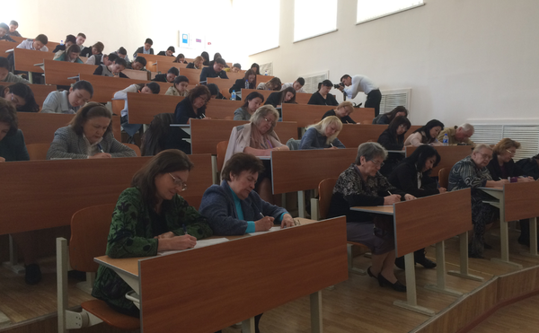 Акция Тотальный диктант прошла в Узбекистане Акция Тотальный диктант прошла в Узбекистане - Sputnik Узбекистан