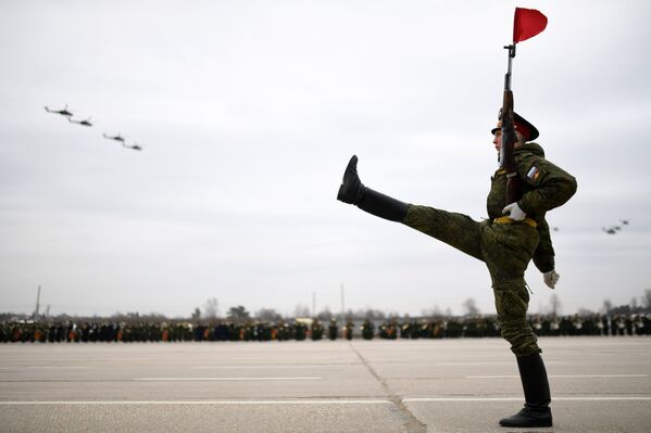 Совместные тренировки сводного парадного расчета, механизированной колонны и авиации Парада Победы - Sputnik Узбекистан