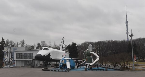 Интерактивный музейный комплекс Буран на территории ВДНХ в Москве Интерактивный музейный комплекс Буран на территории ВДНХ в Москве - Sputnik Узбекистан