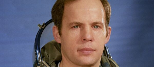 Подполковник А.Соловьев, командир дублирующего международного советско-сирийского экипажа космического корабля Союз ТМ-3 - Sputnik Узбекистан