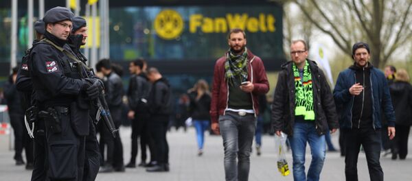 Полицейские у стадиона в Дортмунде Полицейские у стадиона в Дортмунде - Sputnik Узбекистан